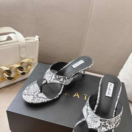 ALAIA HEELED THONG SANDALS 25S 55MM IN WHITE AND BLACK LAMBSKIN SNAKE-EMBOSSED