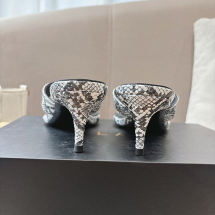 ALAIA HEELED THONG SANDALS 25S 55MM IN WHITE AND BLACK LAMBSKIN SNAKE-EMBOSSED