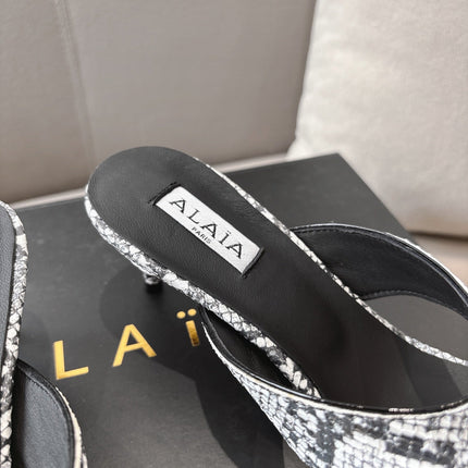 ALAIA HEELED THONG SANDALS 25S 55MM IN WHITE AND BLACK LAMBSKIN SNAKE-EMBOSSED