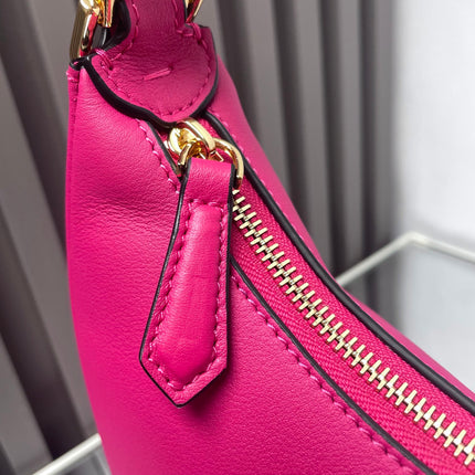 FENDIGRAPHY MEDIUM 29 IN BRIGHT PINK SMOOTH LAMBSKIN GOLD HARDWARE