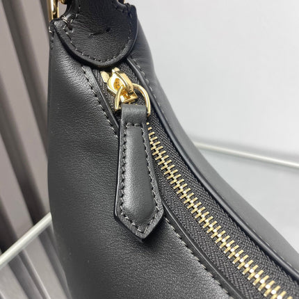 FENDIGRAPHY MEDIUM 29 IN BLACK SMOOTH LAMBSKIN GOLD HARDWARE