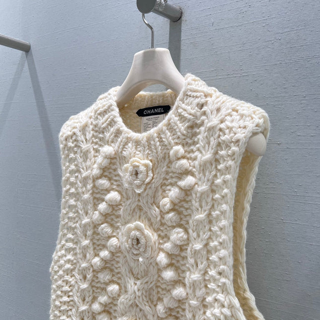 CHANEL 25S FLORAL KNITTED VEST 300