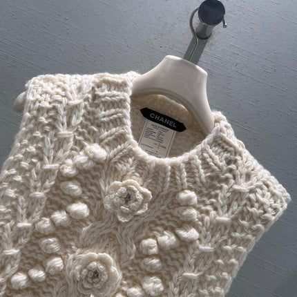 CHANEL 25S FLORAL KNITTED VEST 300