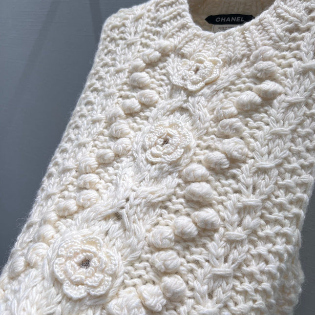 CHANEL 25S FLORAL KNITTED VEST 300