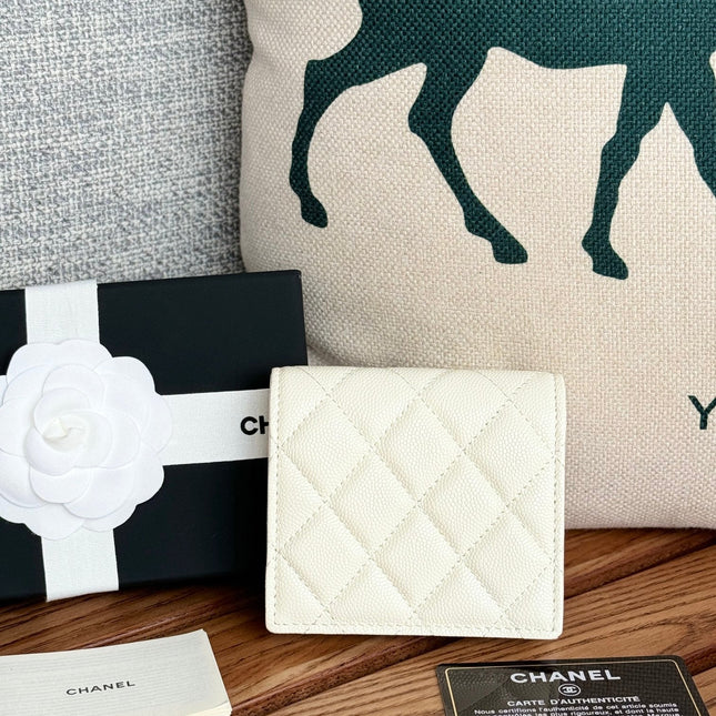 SMALL FLAP WALLET 12 IN WHITE GRAINED CALFSKIN GOLD-TONE HARDWARE