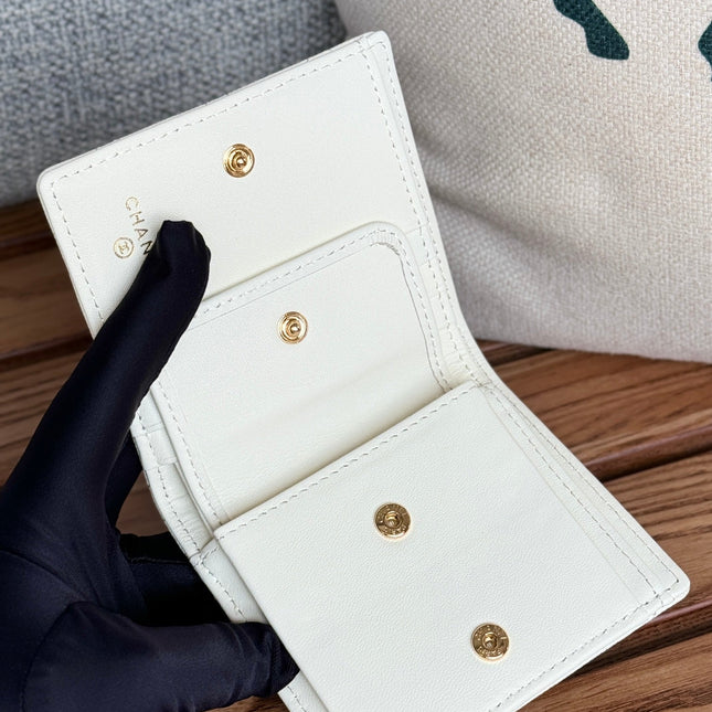 SMALL FLAP WALLET 12 IN WHITE GRAINED CALFSKIN GOLD-TONE HARDWARE