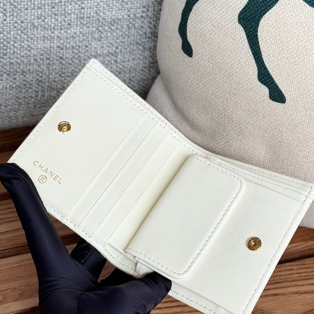 SMALL FLAP WALLET 12 IN WHITE GRAINED CALFSKIN GOLD-TONE HARDWARE