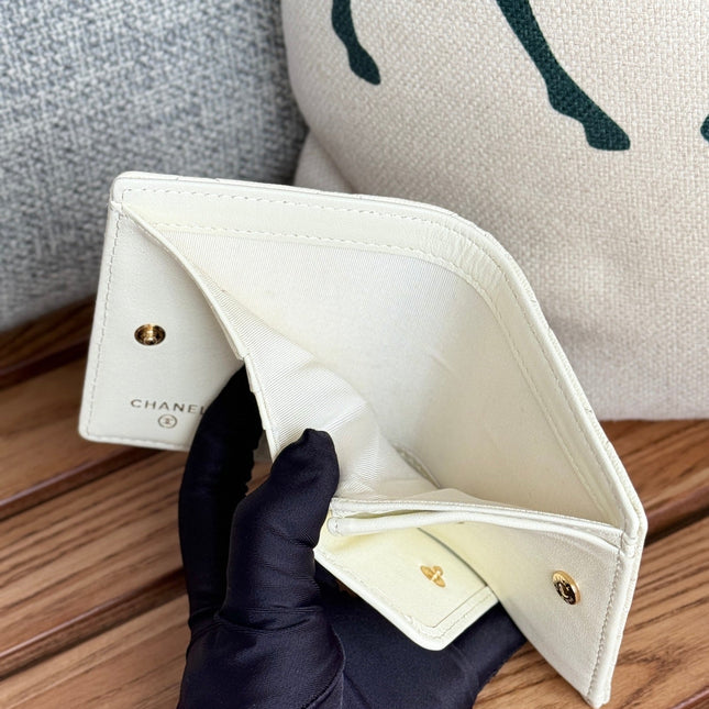 SMALL FLAP WALLET 12 IN WHITE GRAINED CALFSKIN GOLD-TONE HARDWARE