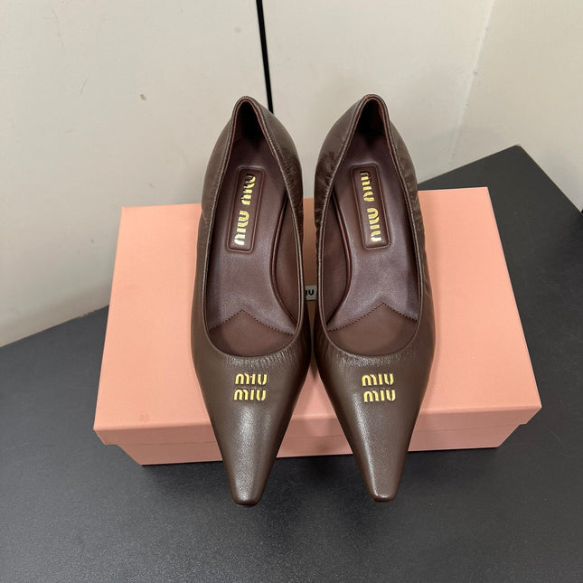 POINTED-TOE MID HEEL PUMPS IN CHOCOLATE SMOOTH LAMBSKIN