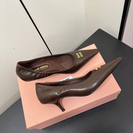 POINTED-TOE MID HEEL PUMPS IN CHOCOLATE SMOOTH LAMBSKIN