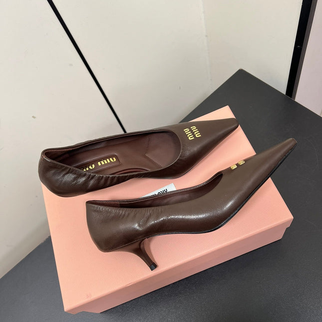 POINTED-TOE MID HEEL PUMPS IN CHOCOLATE SMOOTH LAMBSKIN
