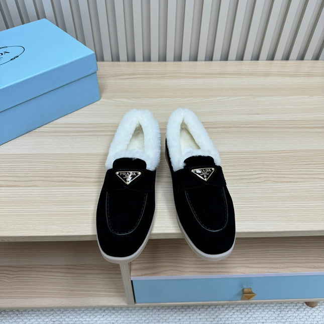 LOAFER IN BLACK SUEDE AND FUR LINING ATTACHED TRIANGLE LOGO