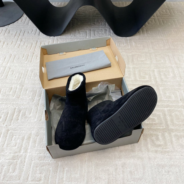 FLAT ANKLE BOOTS IN BLACK SUEDE AND SHEARLING LINING