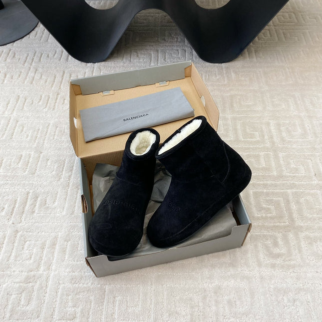 FLAT ANKLE BOOTS IN BLACK SUEDE AND SHEARLING LINING
