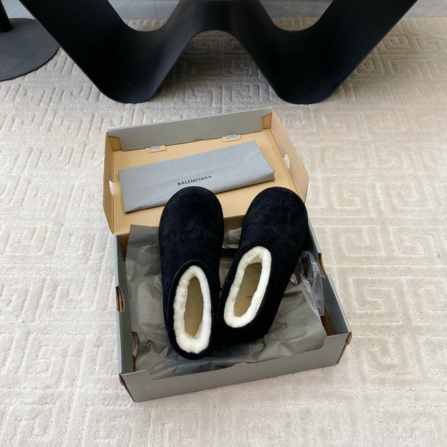 FLAT ANKLE BOOTS IN BLACK SUEDE AND SHEARLING LINING