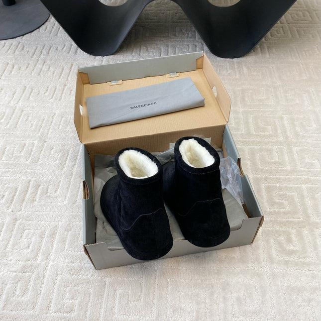 FLAT ANKLE BOOTS IN BLACK SUEDE AND SHEARLING LINING
