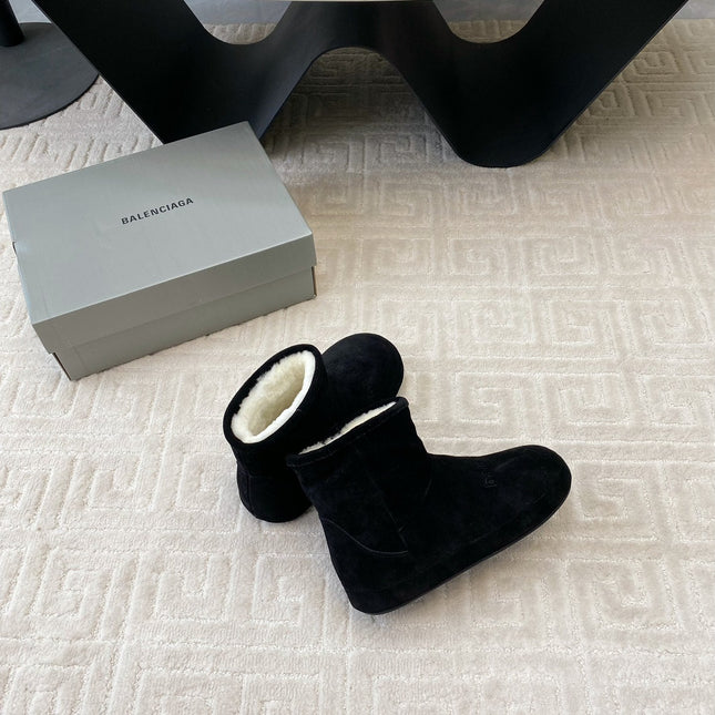 FLAT ANKLE BOOTS IN BLACK SUEDE AND SHEARLING LINING