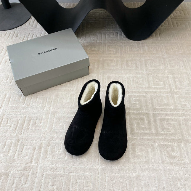 FLAT ANKLE BOOTS IN BLACK SUEDE AND SHEARLING LINING