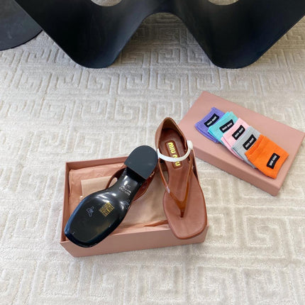 HIGH HEEL THONG SANDALS IN SMOKY UMBER GLOSSY SHEEPSKIN