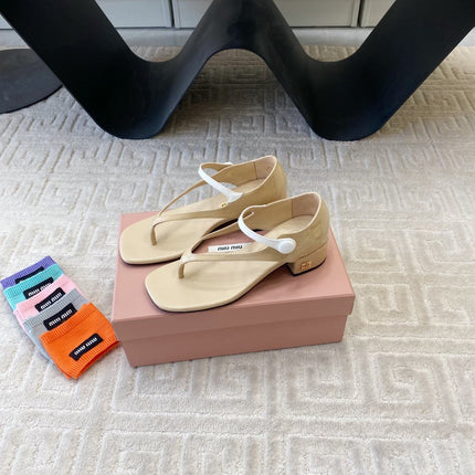 MID-HEEL THONG SANDALS IN BEIGE GLOSSY SHEEPSKIN