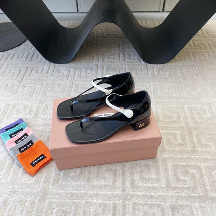 MID-HEEL THONG SANDALS IN BLACK GLOSSY SHEEPSKIN