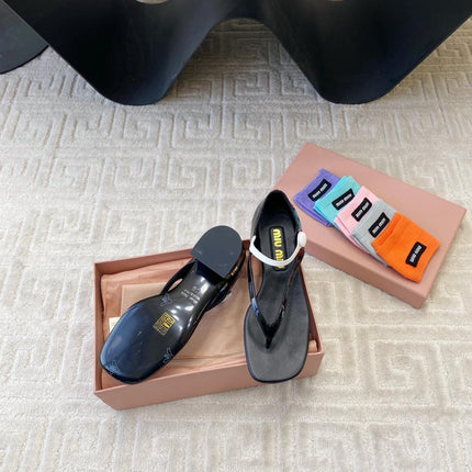 MID-HEEL THONG SANDALS IN BLACK GLOSSY SHEEPSKIN