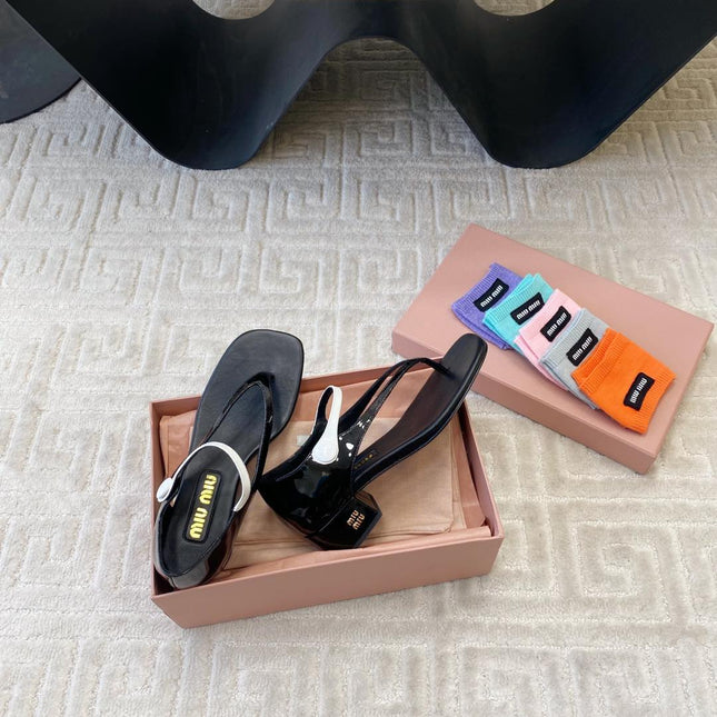 MID-HEEL THONG SANDALS IN BLACK GLOSSY SHEEPSKIN