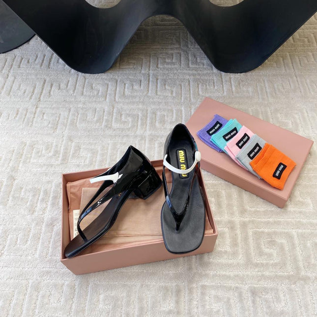 MID-HEEL THONG SANDALS IN BLACK GLOSSY SHEEPSKIN