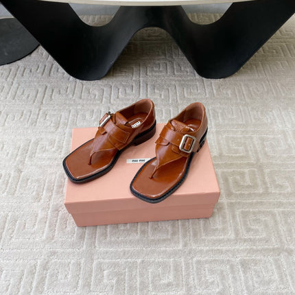 THONG SANDALS IN SIENNA BROWN SHINY LAMBSKIN WITH SILVER BUCKLE