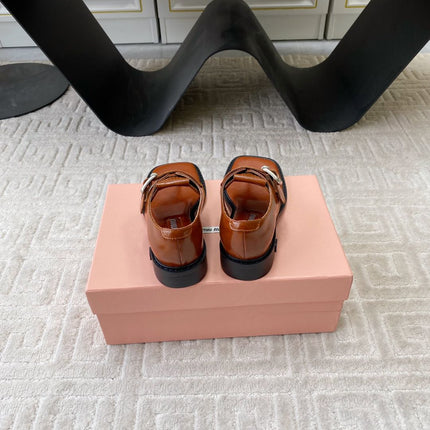 THONG SANDALS IN SIENNA BROWN SHINY LAMBSKIN WITH SILVER BUCKLE