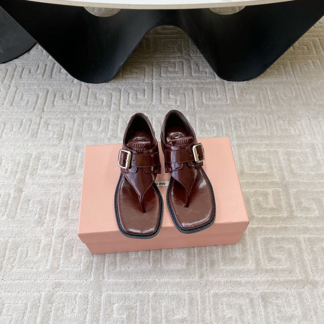 THONG SANDALS IN RED BROWN SHINY LAMBSKIN WITH SILVER BUCKLE