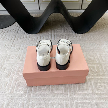 THONG SANDALS IN WHITE LAMBSKIN WITH SILVER BUCKLE