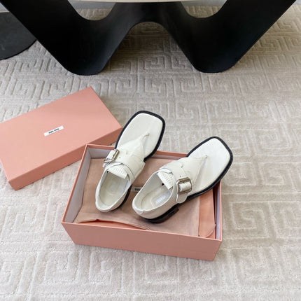 THONG SANDALS IN WHITE LAMBSKIN WITH SILVER BUCKLE