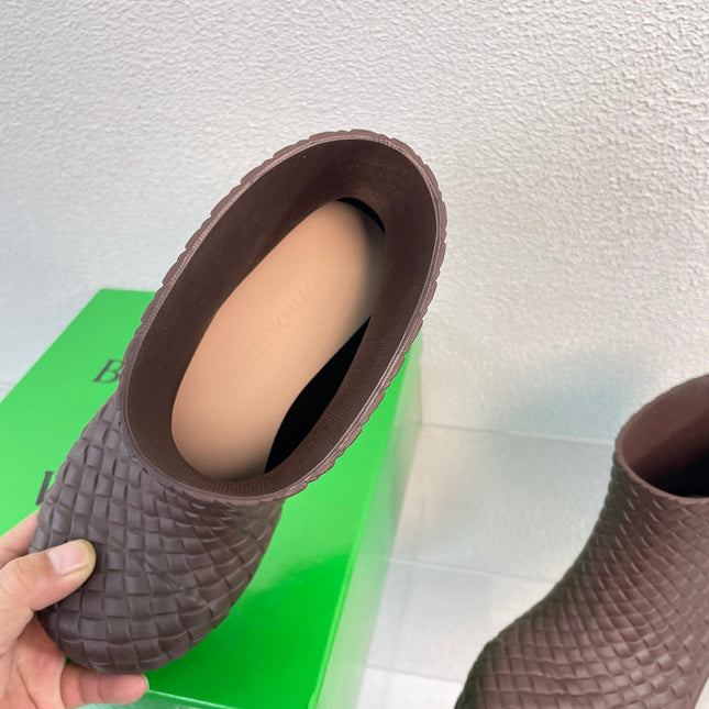 FIREMAN BOOTS IN CHOCOLATE BROWN RUBBER WITH ICONIC INTRECCIO MOTIF