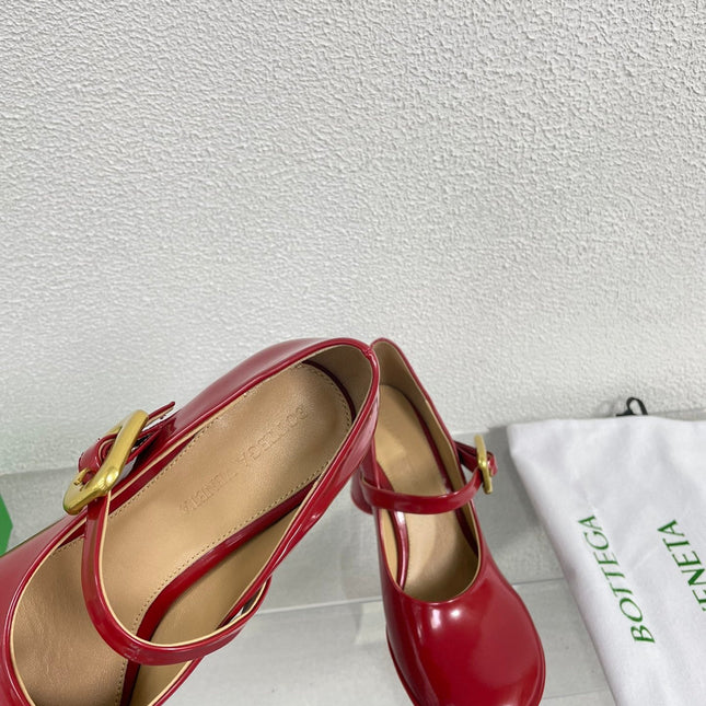 ATOMIC MARY-JANE PUMP 9 CM IN RUBY RED CALFSKIN