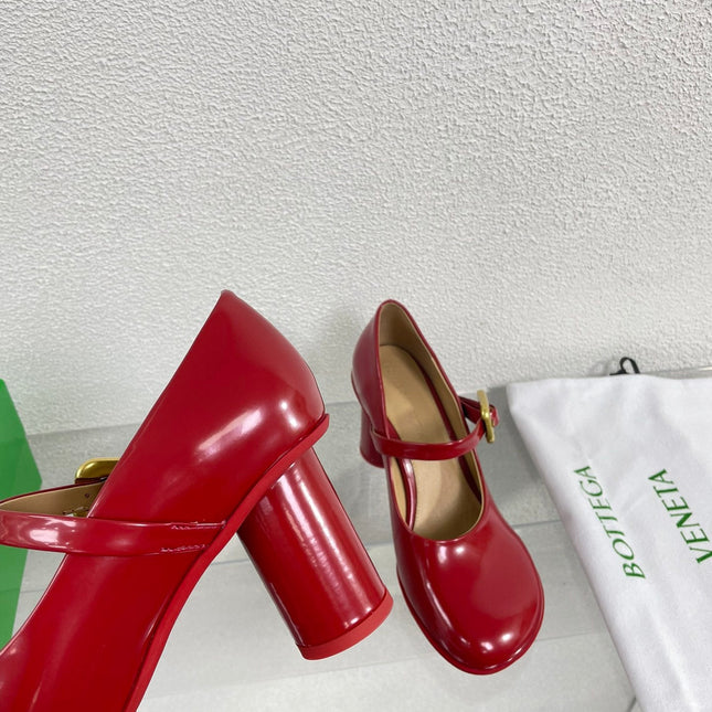 ATOMIC MARY-JANE PUMP 9 CM IN RUBY RED CALFSKIN