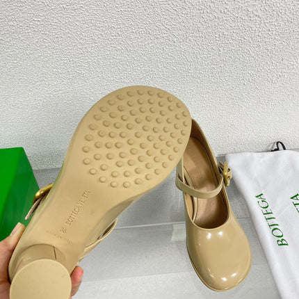 ATOMIC MARY-JANE PUMP 9 CM IN BISQUE BEIGE CALFSKIN