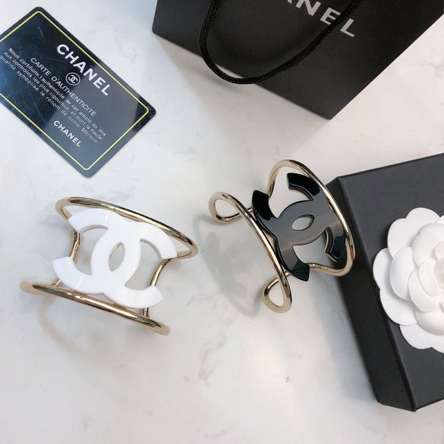 DOUBLE C BRACELET IN GOLD METAL RESIN LOGO