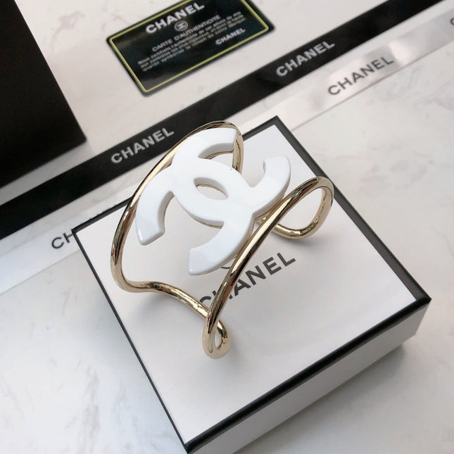 DOUBLE C BRACELET IN GOLD METAL RESIN LOGO
