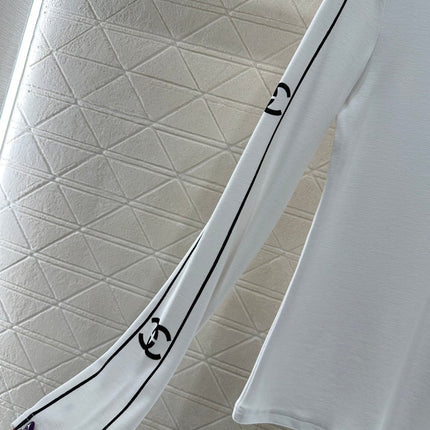 CHANEL 25S LONG-SLEEVE CREW NECK T-SHIRT 406