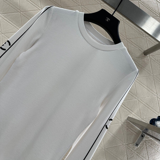 CHANEL 25S LONG-SLEEVE CREW NECK T-SHIRT 406