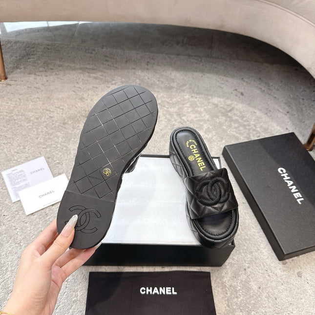 WEDGE HEELS IN BLACK CALFSKIN QUILTED