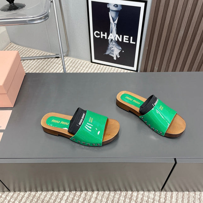 SLIPPERS IN GREEN GLOSSY CALFSKIN WITH BLACK HALF-FOOT SOCKS