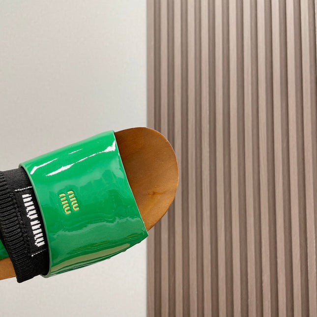 SLIPPERS IN GREEN GLOSSY CALFSKIN WITH BLACK HALF-FOOT SOCKS