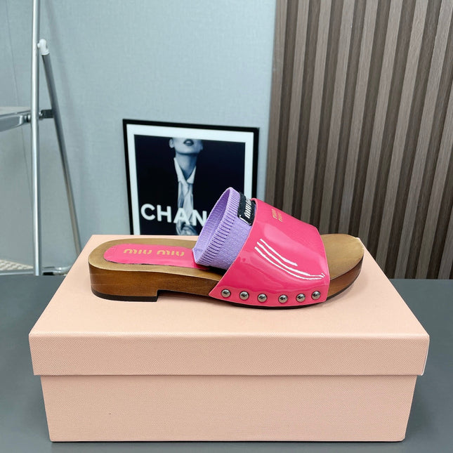 SLIPPERS IN PINK GLOSSY CALFSKIN WITH PURPLE HALF-FOOT SOCKS