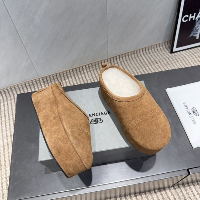 BALENCIAGA 25S AURALEE SLIP-ON 50 MM IN LIGHT BROWN SUEDE STYLE 1