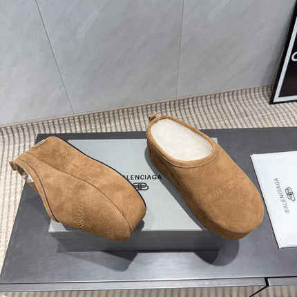 BALENCIAGA 25S AURALEE SLIP-ON 50 MM IN LIGHT BROWN SUEDE STYLE 1