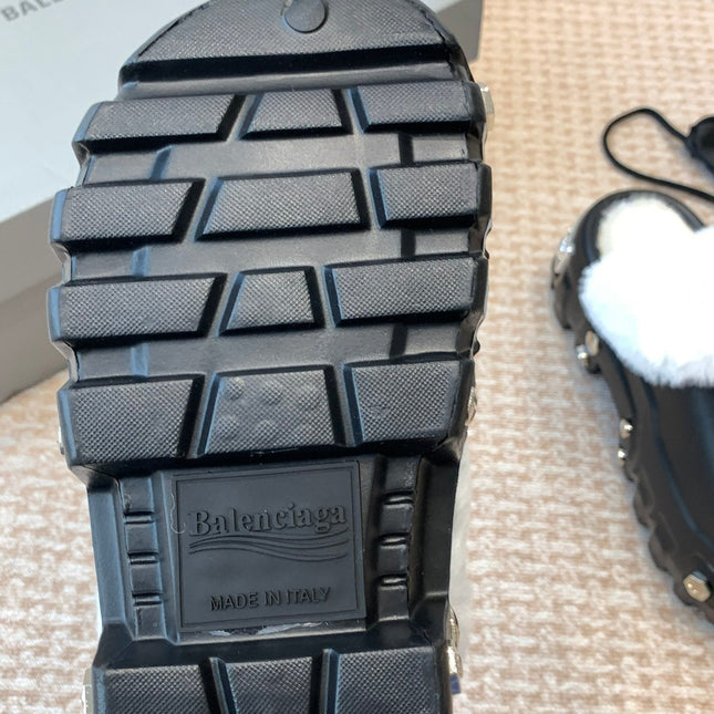 PLATFORM MULES IN BLACK RUBBER MIX RABBIT FUR SILVER HARDWARE