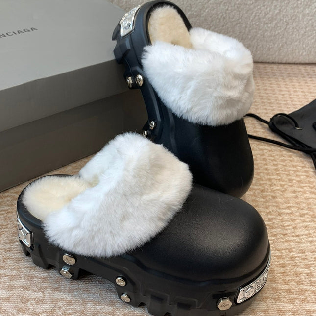 PLATFORM MULES IN BLACK RUBBER MIX RABBIT FUR SILVER HARDWARE