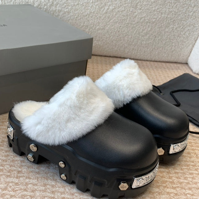 PLATFORM MULES IN BLACK RUBBER MIX RABBIT FUR SILVER HARDWARE